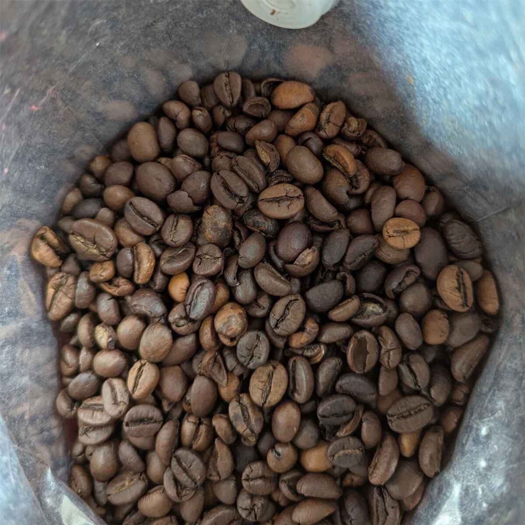 Binnenkant van een kilo zak koffiebonen Segafredo Intermezzo 