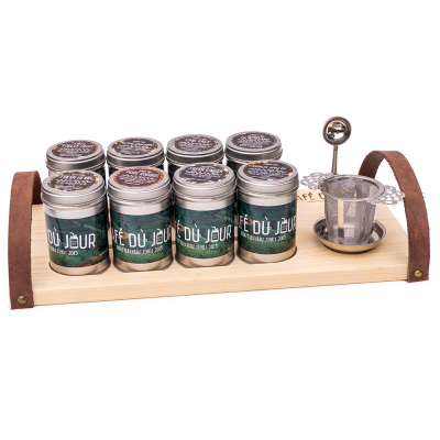 Plateau de présentation avec boîtes de thé, cuillère à café et filtre à thé