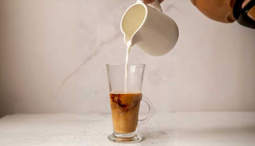 Préparer un koffie verkeerd toi-même ? Avec cette recette, tu le fais bien !