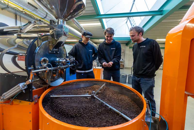 Les frères derrière Café du Jour près du torréfacteur dans leur propre brûlerie